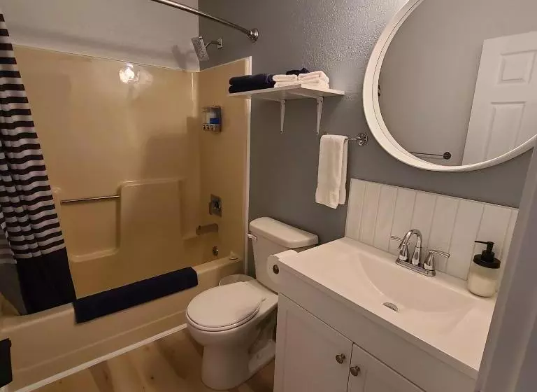 バルコニー付きスタンダードルーム, The Valley View Cabins And Event Center