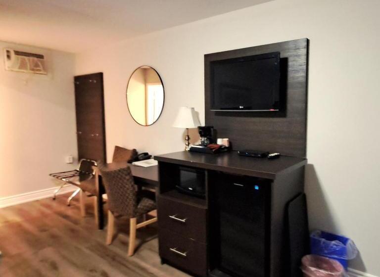 带2个双人床的标准工作室, Cedar Lodge Motel