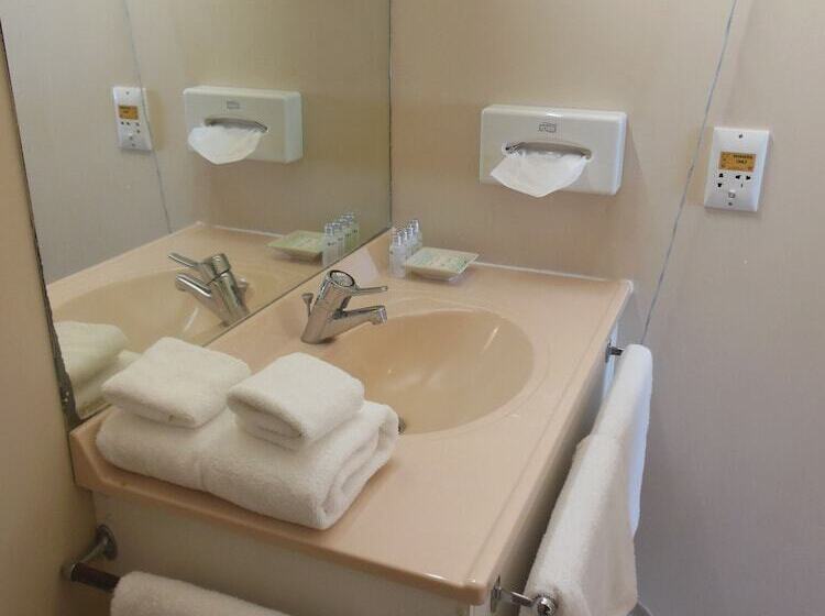 스탠다드 스튜디오, Asure Camelot Arms Motor Lodge