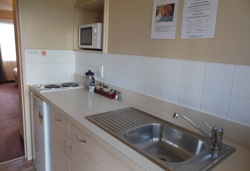 스탠다드 스튜디오, Asure Camelot Arms Motor Lodge