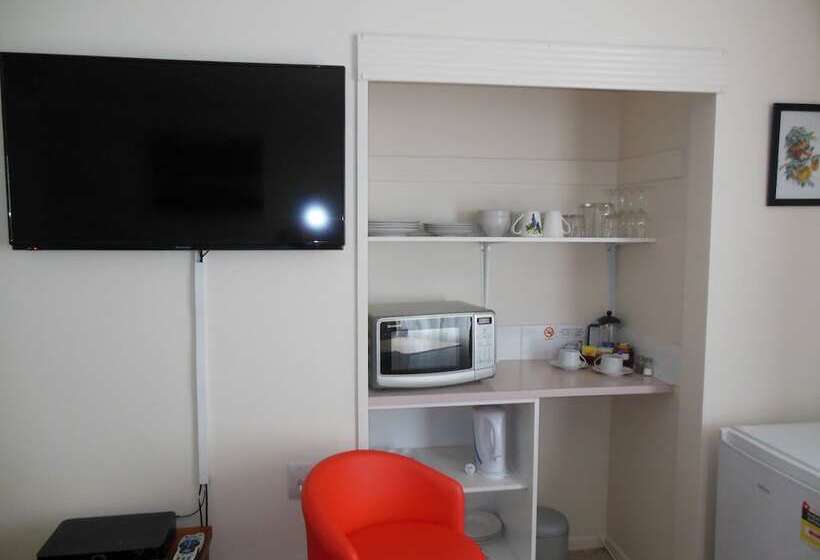 스탠다드 스튜디오, Asure Camelot Arms Motor Lodge