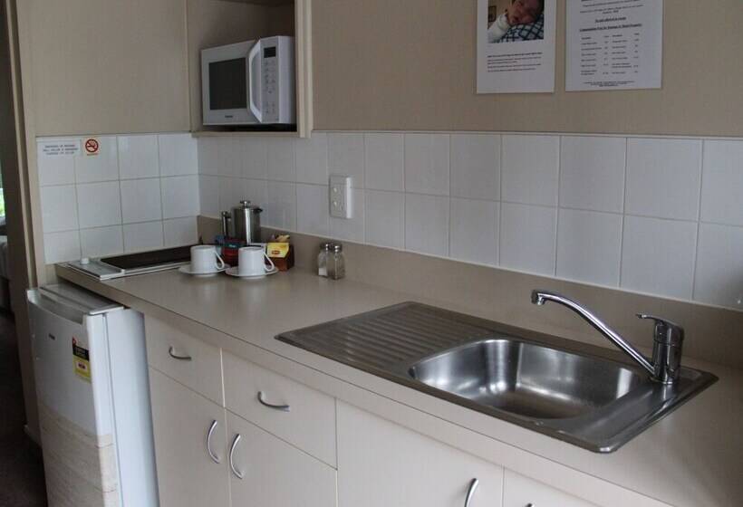 이그제큐티브 스튜디오, Asure Camelot Arms Motor Lodge