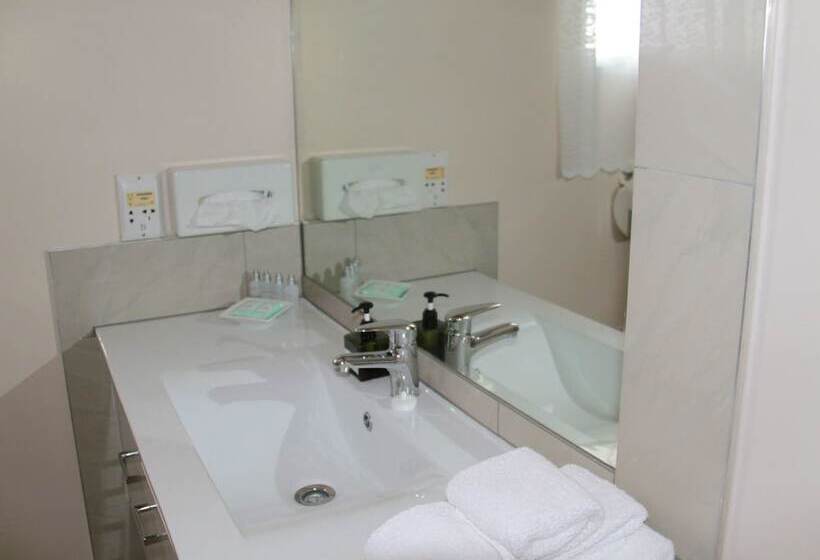 디럭스 스튜디오, Asure Camelot Arms Motor Lodge