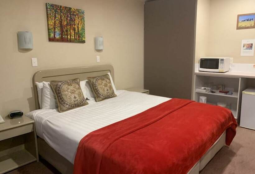 디럭스 스튜디오, Asure Camelot Arms Motor Lodge