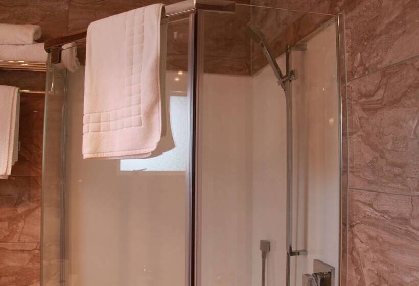 프리미엄 스튜디오, Asure Camelot Arms Motor Lodge