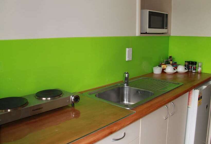 프리미엄 스튜디오, Asure Camelot Arms Motor Lodge