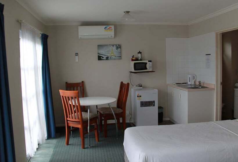 스탠다드 스튜디오, Asure Camelot Arms Motor Lodge