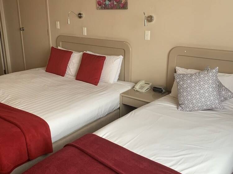 스탠다드 스튜디오, Asure Camelot Arms Motor Lodge