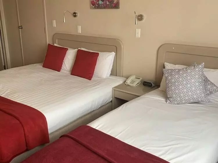 スタンダードスタジオ, Asure Camelot Arms Motor Lodge