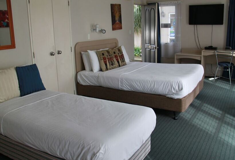 스탠다드 스튜디오, Asure Camelot Arms Motor Lodge