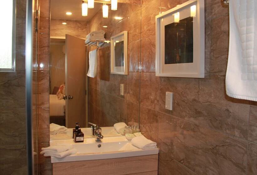 프리미엄 스튜디오, Asure Camelot Arms Motor Lodge