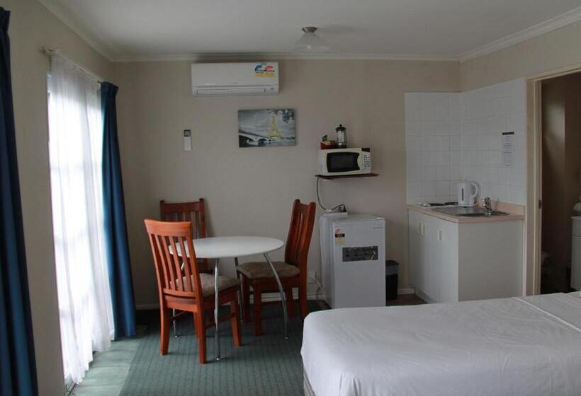 스탠다드 스튜디오, Asure Camelot Arms Motor Lodge