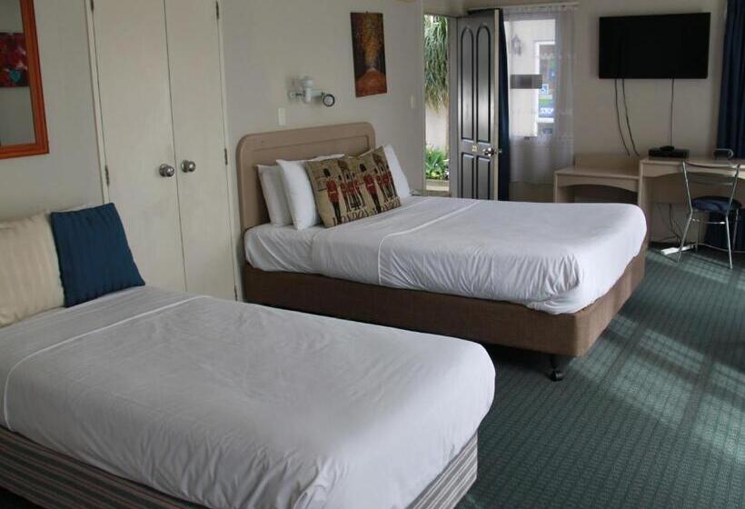 스탠다드 스튜디오, Asure Camelot Arms Motor Lodge