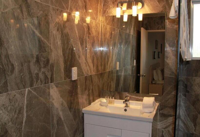 이그제큐티브 스튜디오, Asure Camelot Arms Motor Lodge