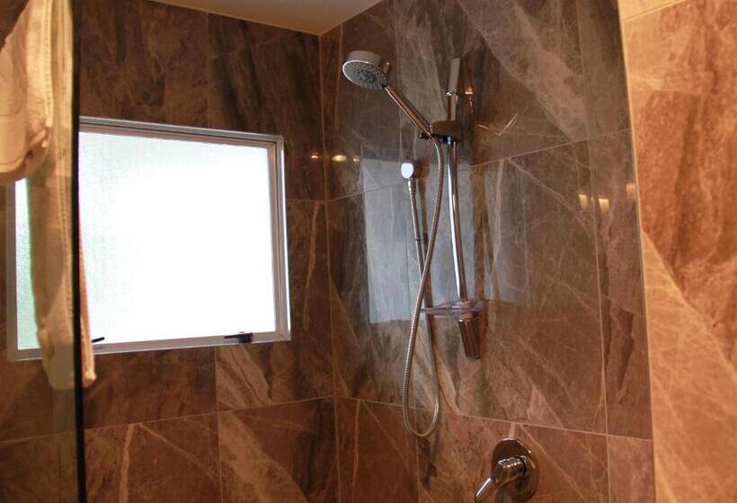 이그제큐티브 스튜디오, Asure Camelot Arms Motor Lodge