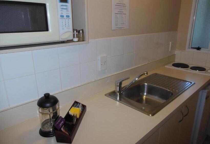 디럭스 스튜디오, Asure Camelot Arms Motor Lodge