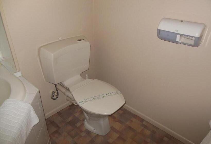 디럭스 스튜디오, Asure Camelot Arms Motor Lodge