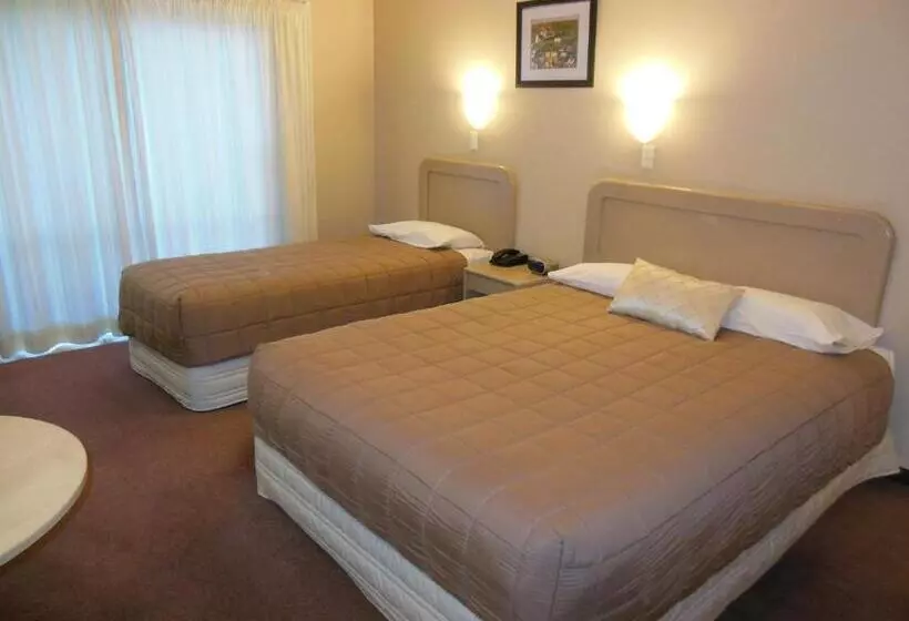 デラックススタジオ, Asure Camelot Arms Motor Lodge