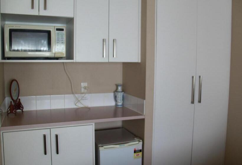 프리미엄 스튜디오, Asure Camelot Arms Motor Lodge