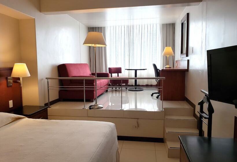 جناح جونيور, Fortin Plaza