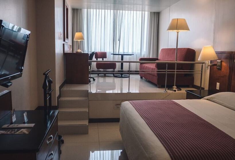 جناح جونيور, Fortin Plaza