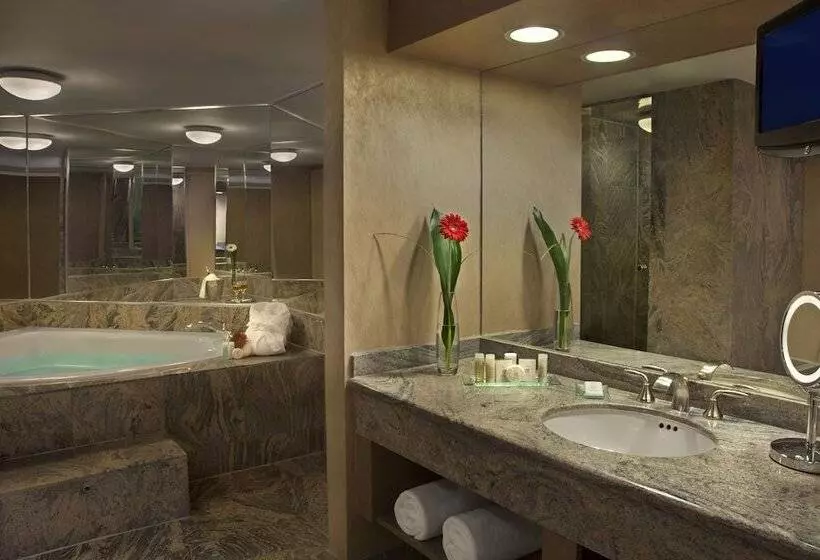 سوییت لوکس, White Oaks Conference & Resort Spa