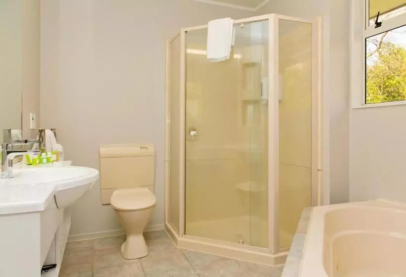 Standard studio with lake view, Anchorage Resort Taupo Nz