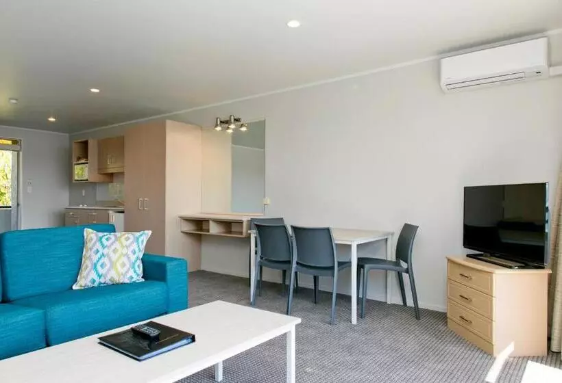 Standard studio with lake view, Anchorage Resort Taupo Nz