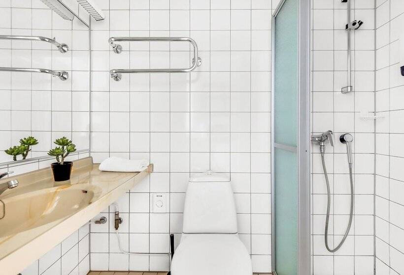 家庭间, Hiisi Hotel Lohja