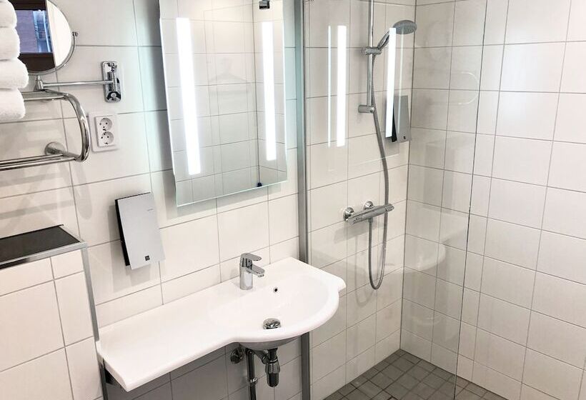 غرفة قياسية, Pilot Airport