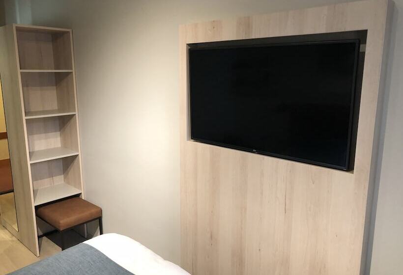 غرفة قياسية, Pilot Airport