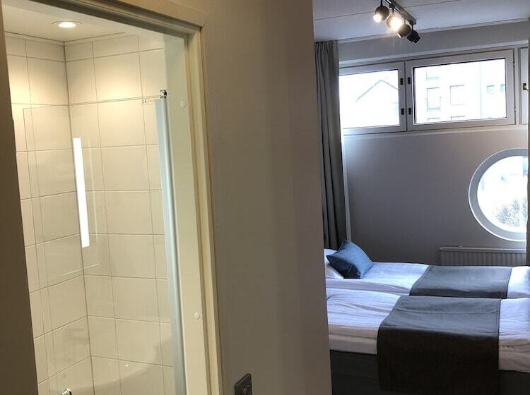 غرفة قياسية, Pilot Airport