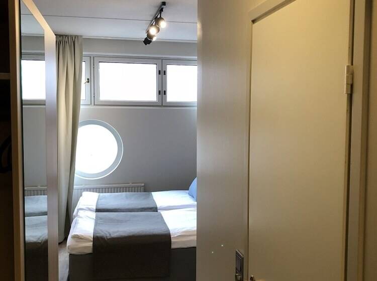 غرفة قياسية, Pilot Airport