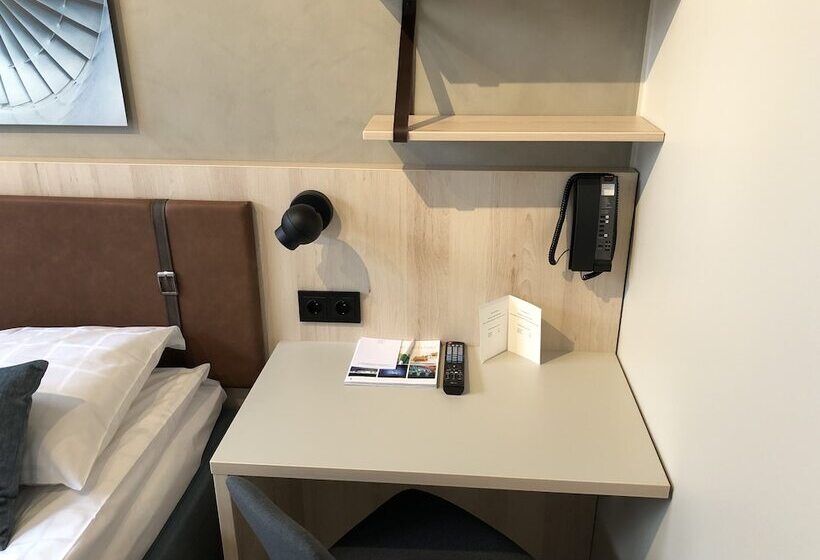 غرفة قياسية, Pilot Airport