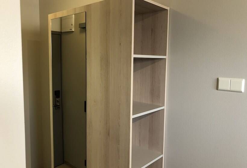 غرفة قياسية, Pilot Airport