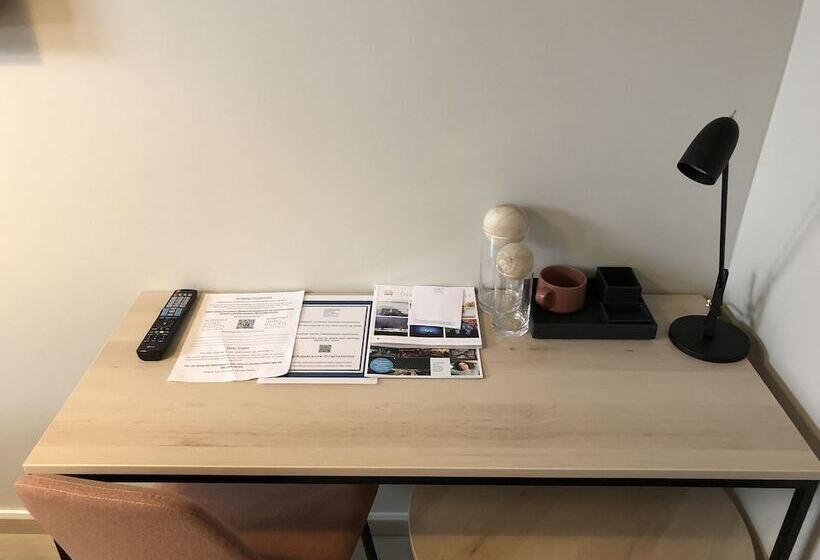 غرفة عائلية, Pilot Airport