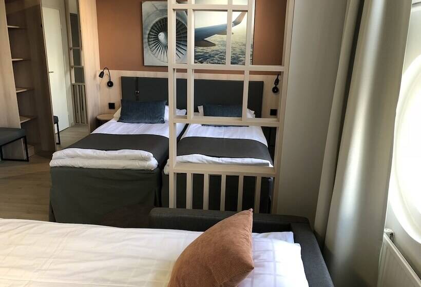 غرفة عائلية, Pilot Airport