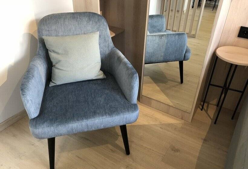 غرفة عائلية, Pilot Airport