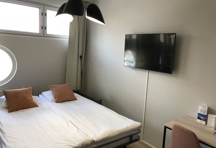 غرفة عائلية, Pilot Airport