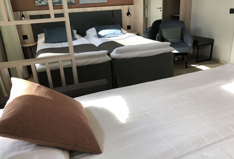 غرفة عائلية, Pilot Airport