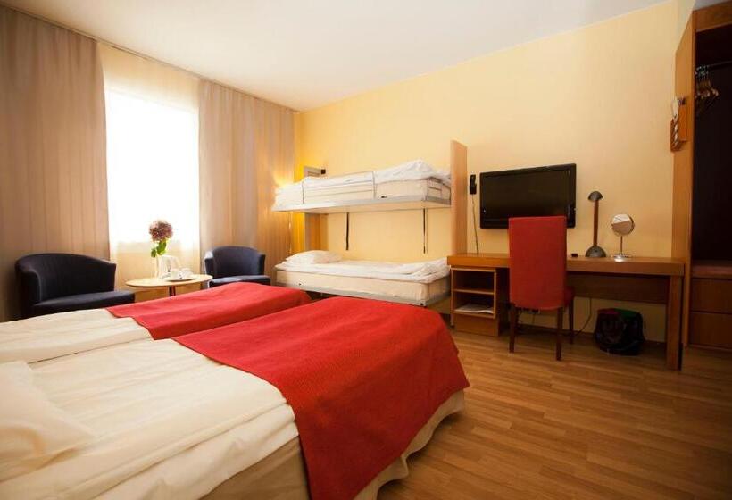 חדר משפחתי, Savoy