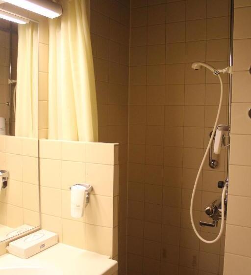 חדר משפחתי, Savoy