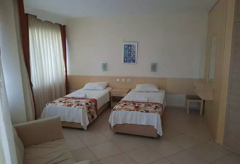 اتاق استاندارد سه نفره, Malhun Hotel