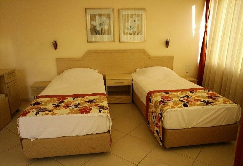 스탠다드 트리플 룸, Malhun Hotel