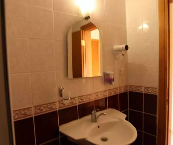 اتاق استاندارد سه نفره, Malhun Hotel