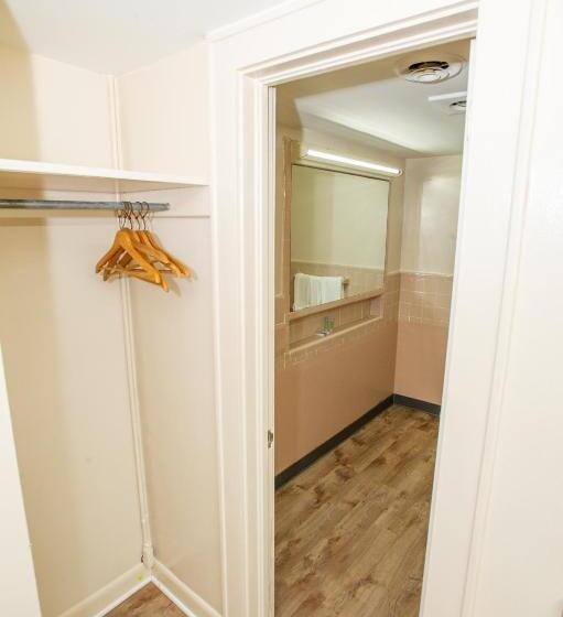 غرفة قياسية سرير كينج, Coach House Inn