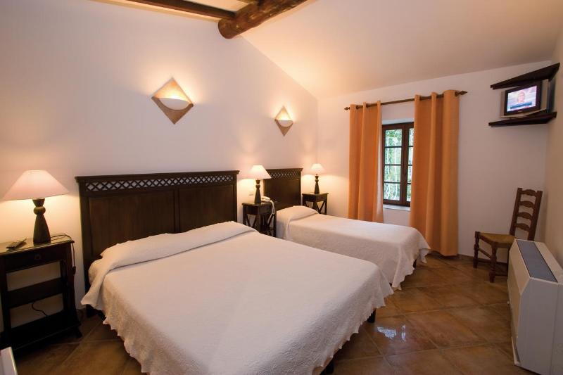 غرفة قياسية ثلاثية, L'Enclos des Lauriers Roses