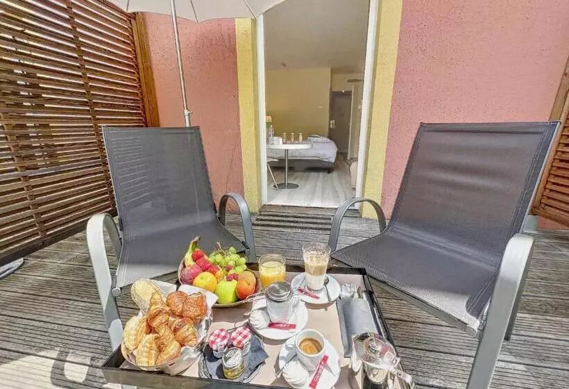 プールの見えるスーペリアルーム, Mercure Antibes Sophia Antipolis