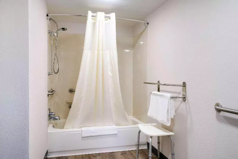 اتاق استاندارد با تخت بزرگ, Quality Inn Greenville Near University