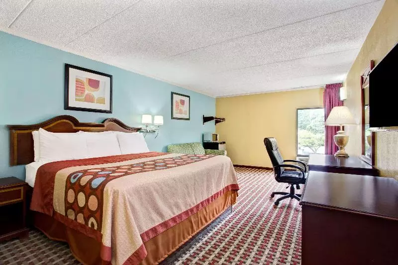 キングサイズベッドのスタンダードルーム, Super 8 Downtown Raleigh